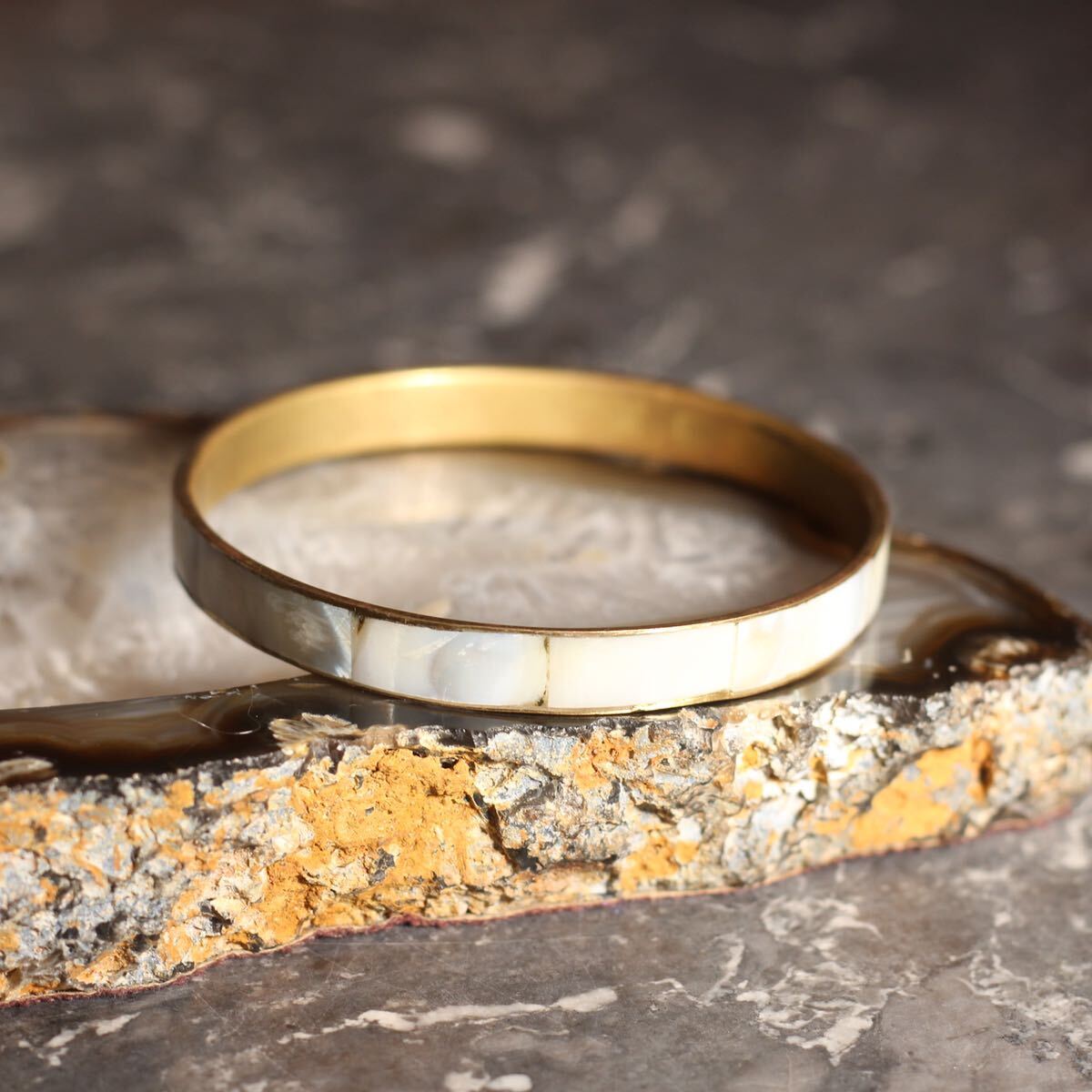 USA VINTAGE SHELL STONE DESIGN METAL BANGLE/アメリカ古着シェルデザインメタルバングル拍卖