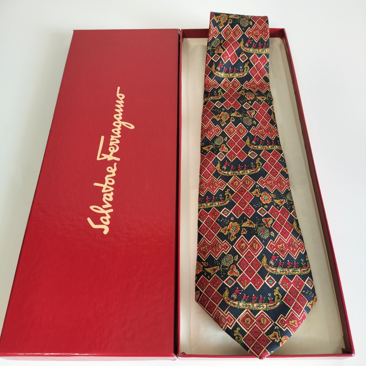 Salvatore Ferragamo(サルヴァトーレフェラガモ)紺赤ボード漕ぎネクタイ拍卖
