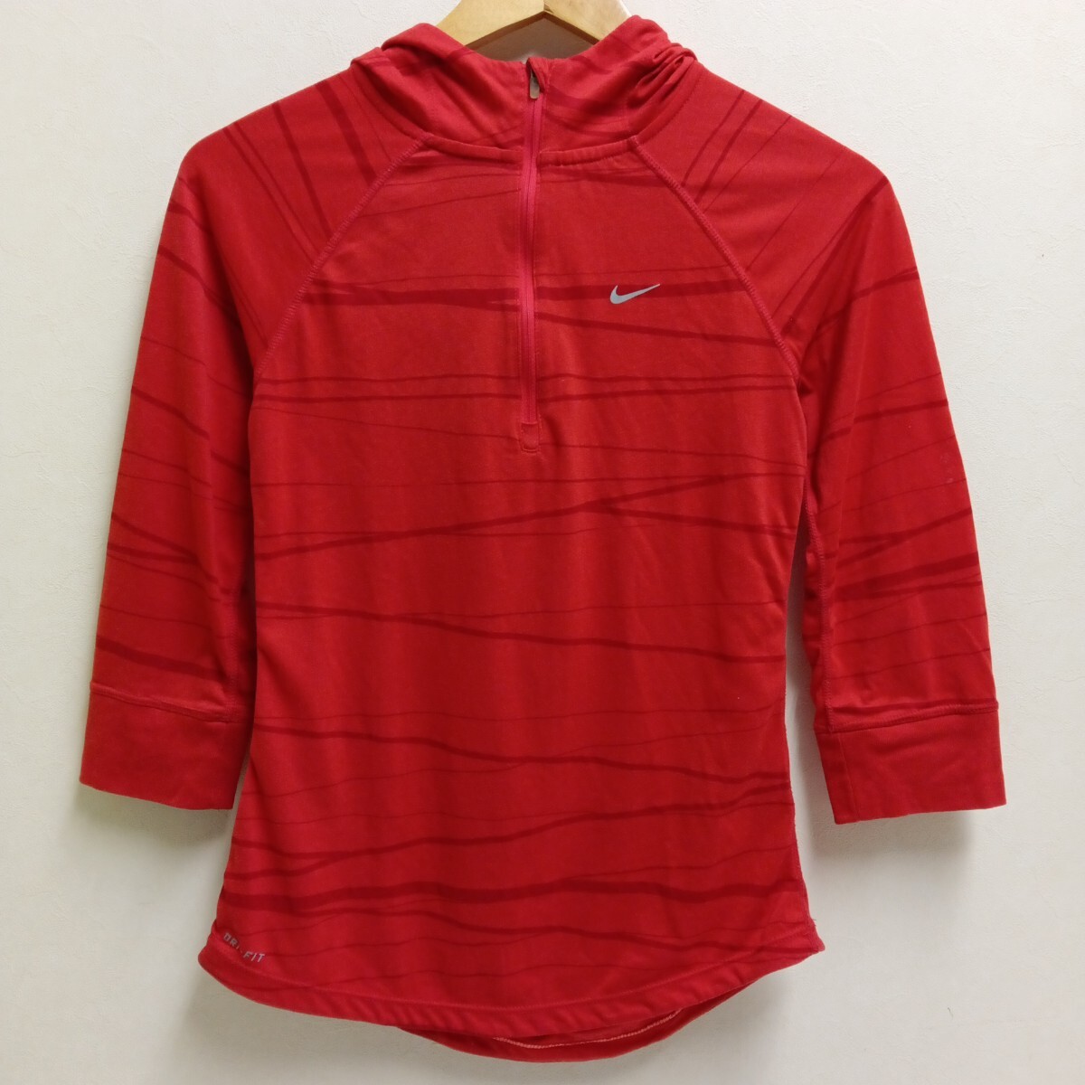 ★【古着】NIKE(ナイキ) トップス(ハーフジップシャツ) Mサイズ 赤系 後ろポケットのファスナー部分欠損(―) 女性用拍卖