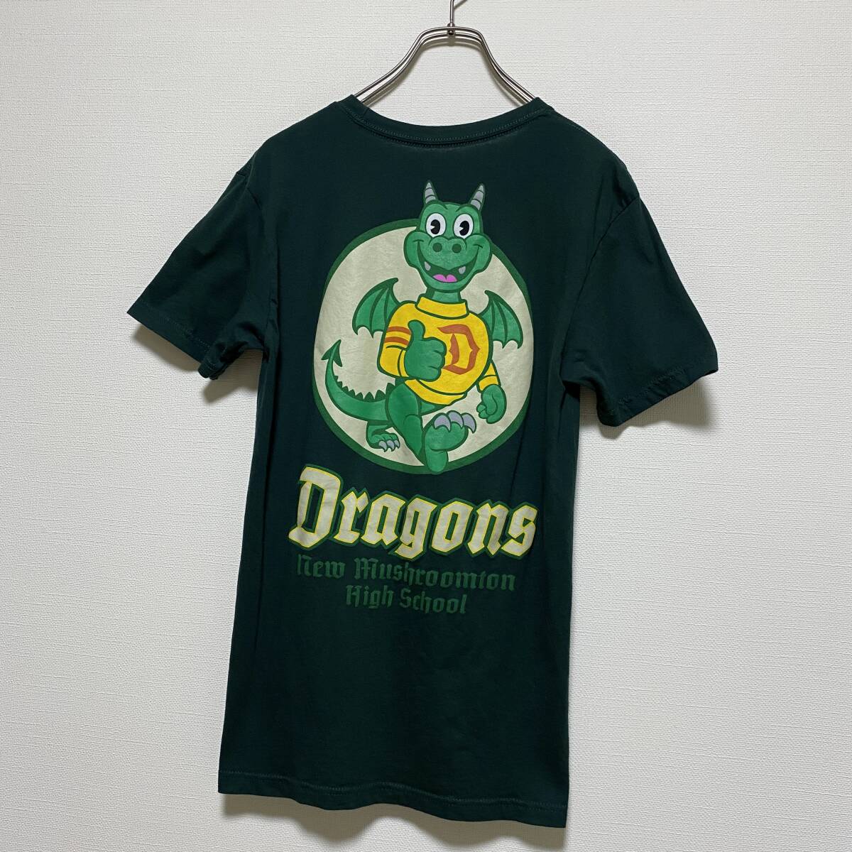 アメリカ古着 オンワード New Mushroomton High School ドラゴン 半袖 Tシャツ DISNEY Sサイズ 【I1386】拍卖