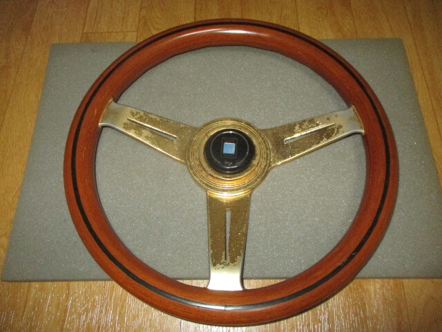訳アリ・ナルディ・小径32.5 クラッシック ゴールド ウッド・ポリッシュスポークステアリング 中古 ホーンボタン・リング付拍卖