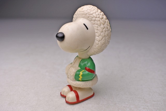 SNOOPY ★ スヌーピー ★ フィギュア ★ エスキモー風(?) ★ ピーナッツ ★ PEANUTS ★ 足(底)に小さい車輪付き ★ 緑の服 帽子 ★ 中古品拍卖