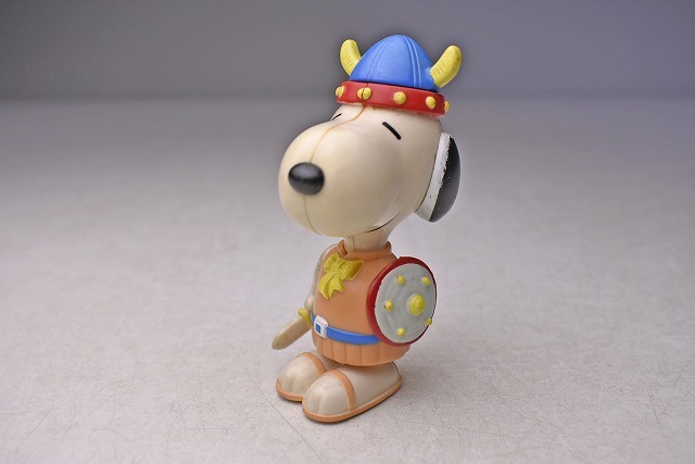 SNOOPY ★ スヌーピー ★ フィギュア ★ バイキング風(?) ★ ピーナッツ ★ PEANUTS ★ 足(底)に小さい車輪付き ★ 中古品拍卖