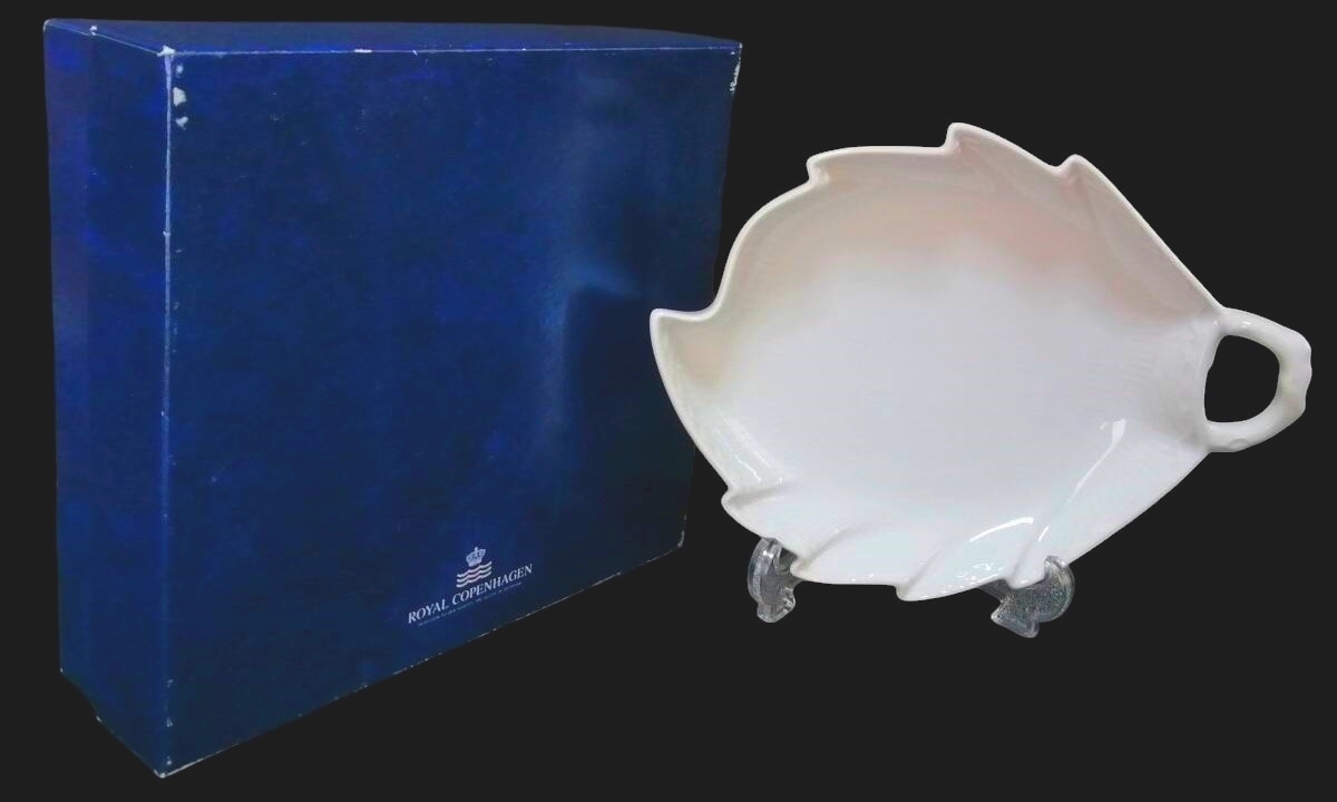 23CMX18CM DENMARK印有 新品未使用◆ロイヤルコペンハーゲン ホワイトフルーテッド プレイン リーフ プレート ※化粧箱少劣化 追加出品あり拍卖