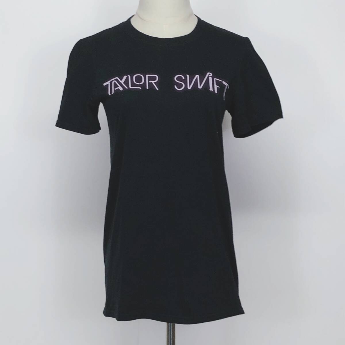 Y1228 美品 GILDAN レディース トップス シャツ 半袖 薄手 伸縮性 丸首 S ブラック 黒 プリント 綿100% シンプル カジュアル 涼しげ 夏 拍卖