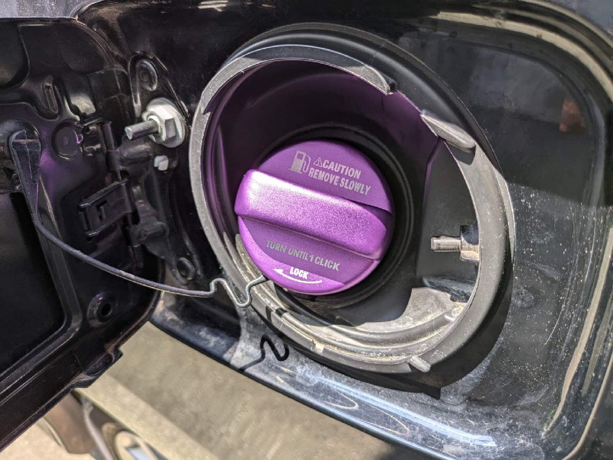 デザイン性UP♪ 給油口キャップ タンクキャップ カバー 紫 アベンシスワゴン AZT250W AZT255W AZT251W Xi Li Qi スポーツパッケージ拍卖