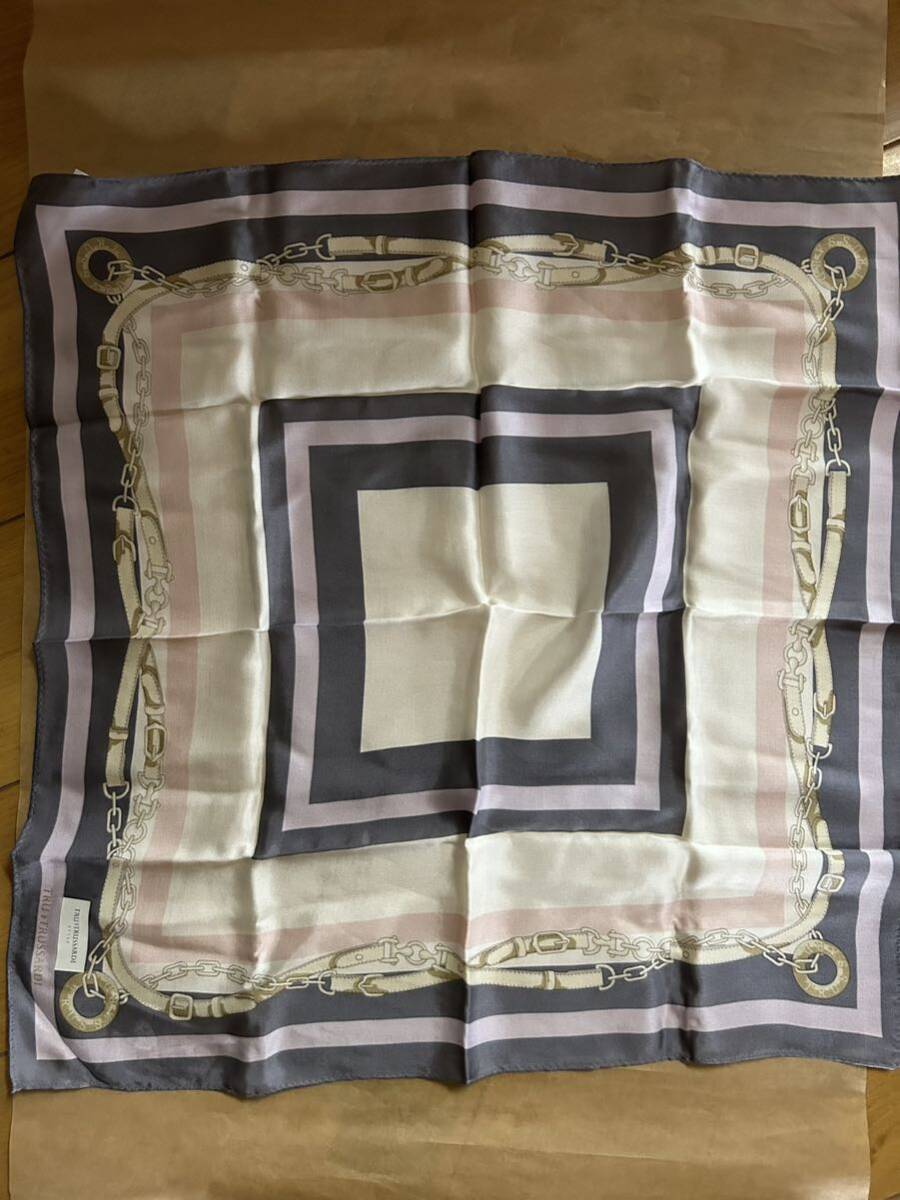 新品 TRUSSARDI トラサルディ シルク100% 総柄 大判 スカーフ 絹 レディース ニュアンス系 ピンク パープル グレー 日本製 57×57拍卖