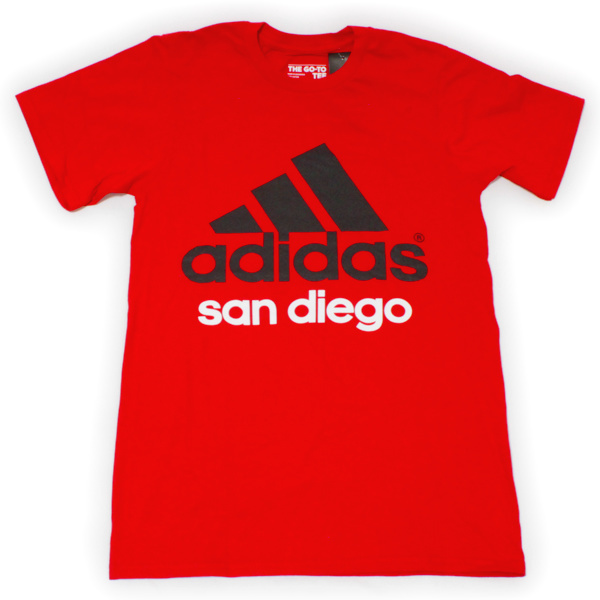 アディダス サンディエゴ Tシャツ スカーレット ADIDAS SAN DIEGO TEE 赤 黒 白 レッド ご当地 T-SHIRT ティシャツ シティー メンズ 半袖拍卖