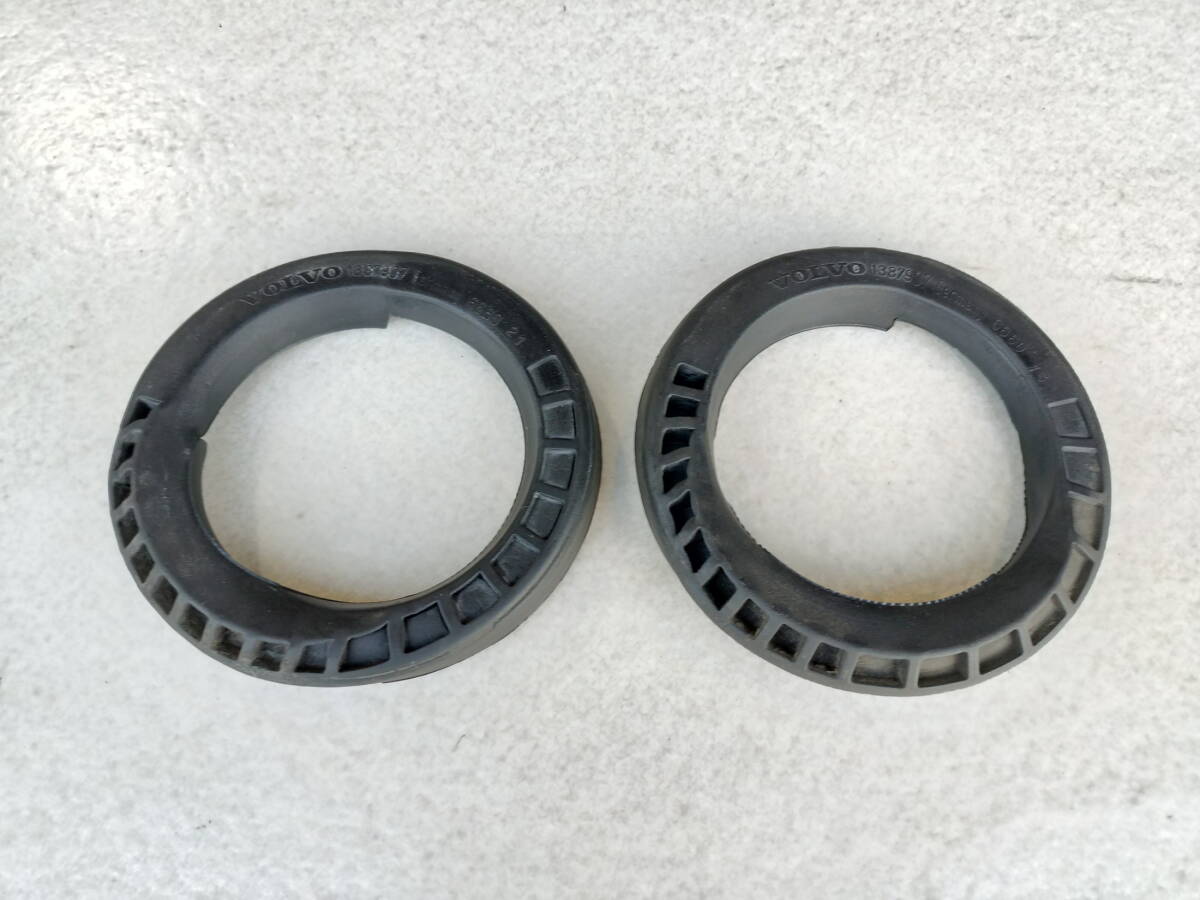 ボルボ V70(8B)取外し リアスプリングシート 左右セット 品番1387907 850にも サスペンション アッパーシート拍卖