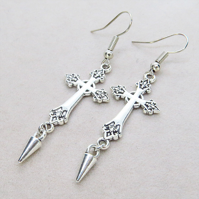アンティークシルバー ゴシック調デザインのクロス(十字架)とスパイクのピアス サージカル可拍卖
