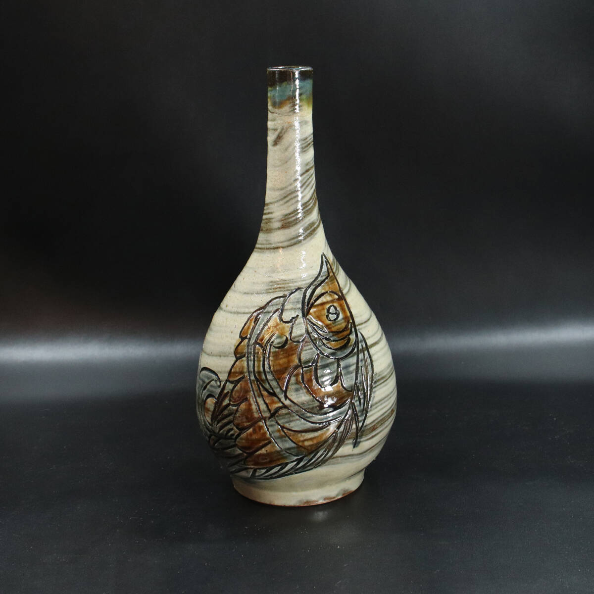 『金城次郎(人間国宝)』作/刷毛目 彫魚文 鶴首花瓶(共箱) <240805037>拍卖