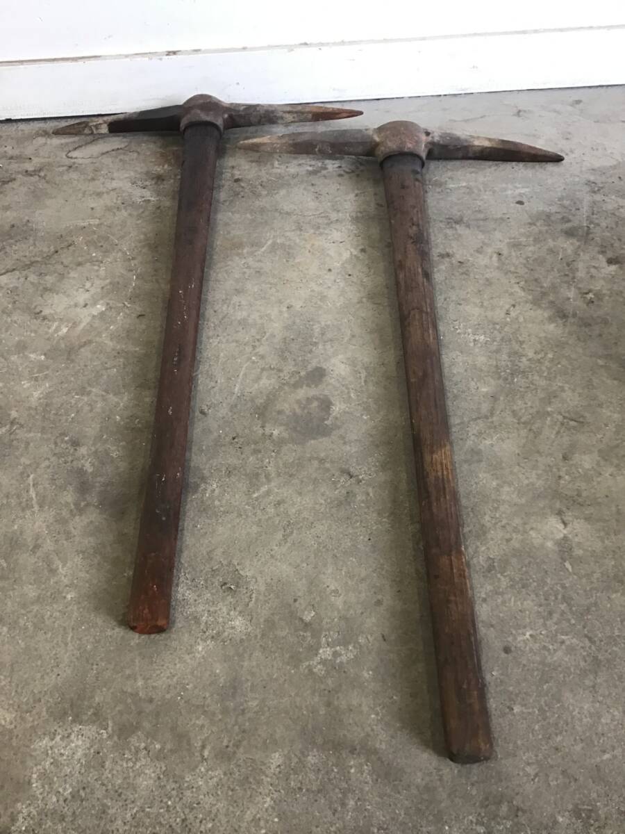 ★岐阜発 ① ツルハシ / 工具 / 両ツルハシ / 建築 / 建設 / 工事 / 粉砕 / 農機具 / 長さ890mm / サビ有り / 現状品 R6.9/15★拍卖