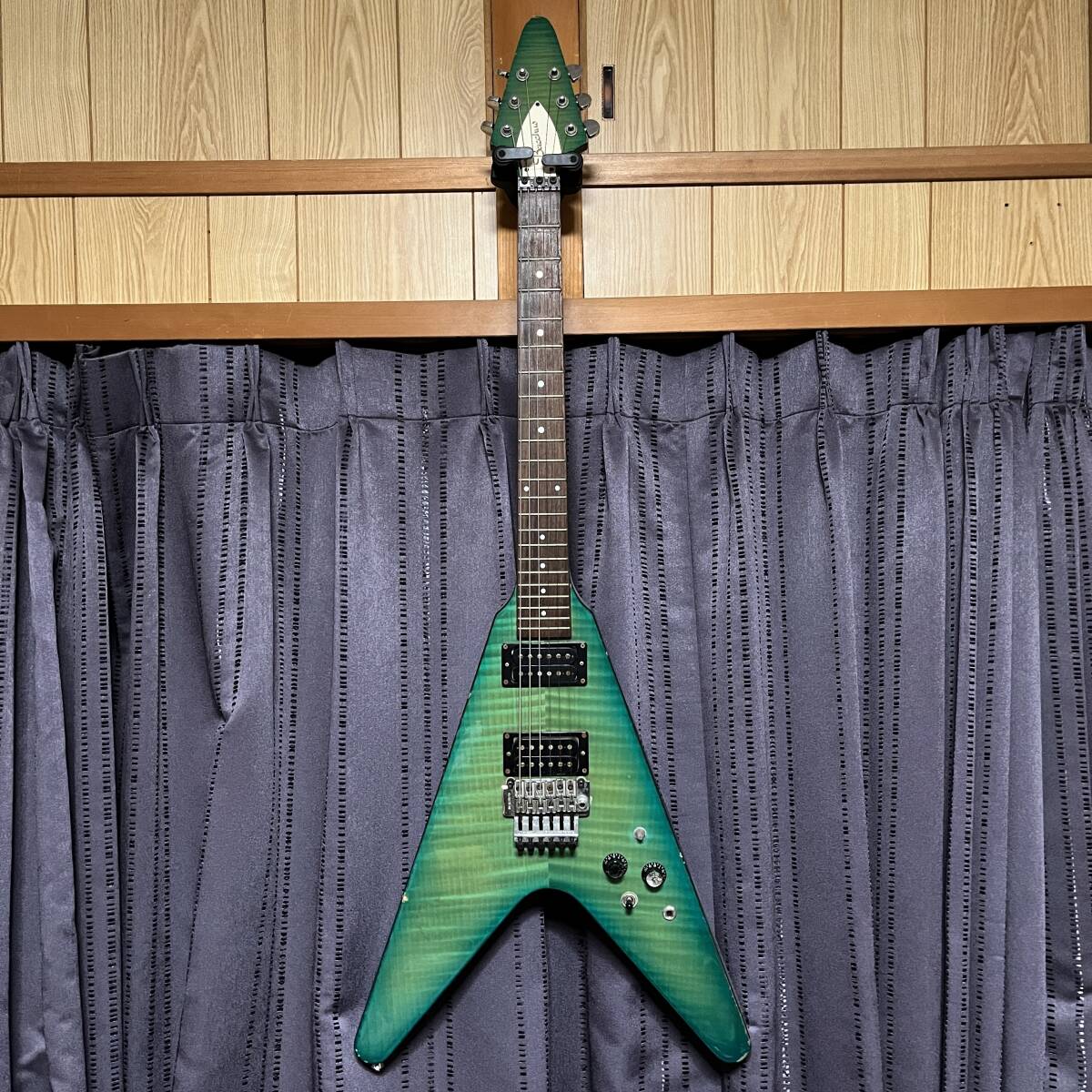 期間限定価格 12月10日まで予定 /BACCHUS (バッカス) BFV-120 / フライングV フロイドローズタイプユニット搭載拍卖