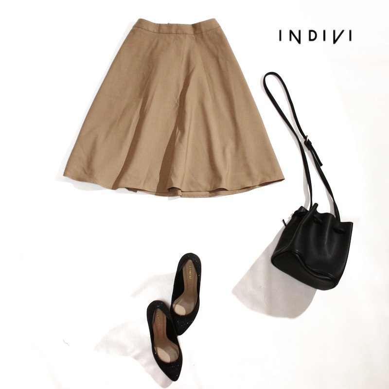 美品 インディヴィ INDIVI 株) ワールド 秋 冬 春 合物 きれいライン ミディ フレアスカート 9号 38 ベージュ ポリエステル スーツ拍卖