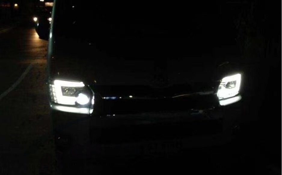 「81SHOP」ヘッドライトHIACE 2014年-2017年ハイエース昼間走行灯ヘッドランプLED拍卖