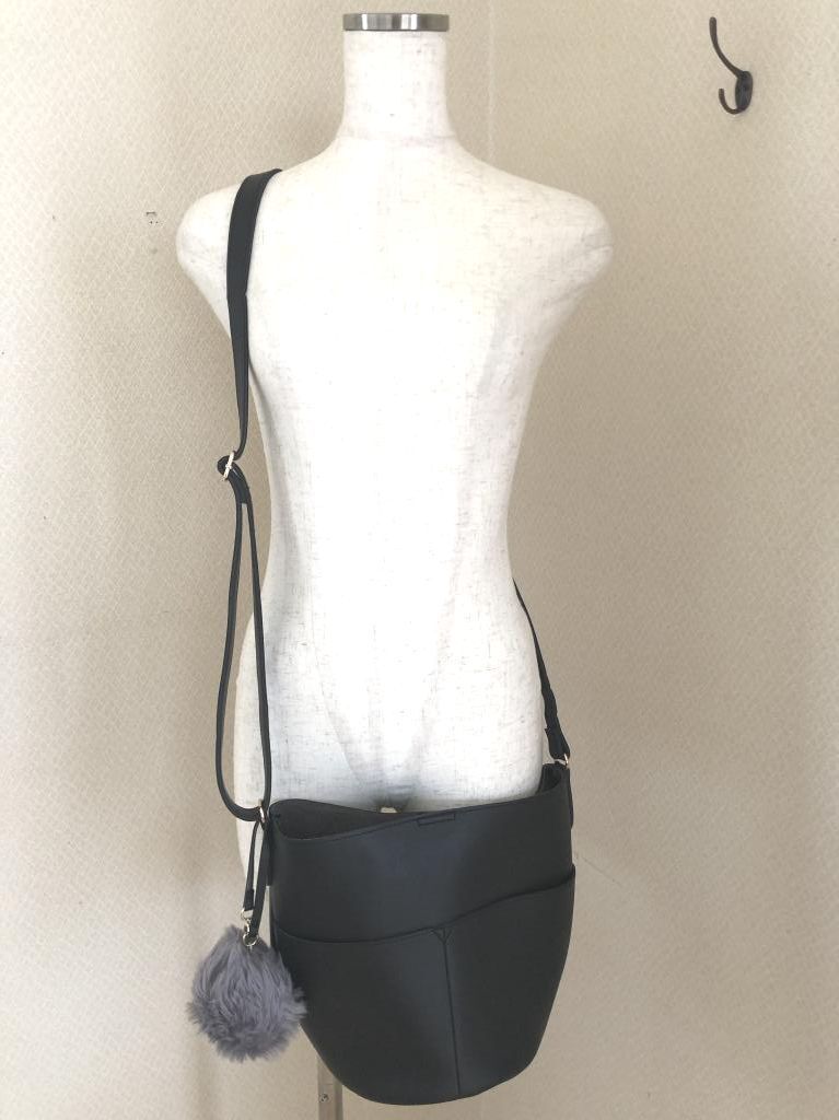 レディース 斜めがけ ショルダーバッグ 2ウェイ レザー 黒 ボンボンファーチャーム 秋 冬拍卖