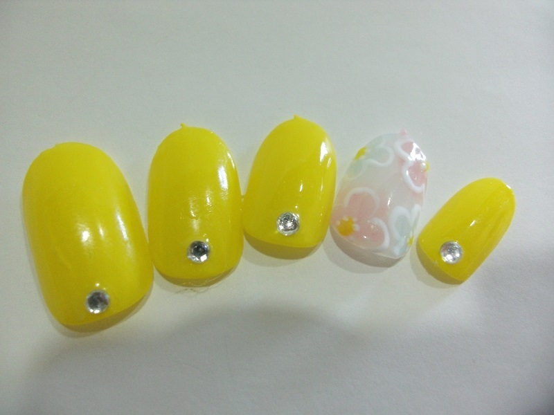 ・(定型外orクリックポスト発送込み) イエローのワンカラーにふんわりフラワーでネイルチップ ジェル使用作品拍卖