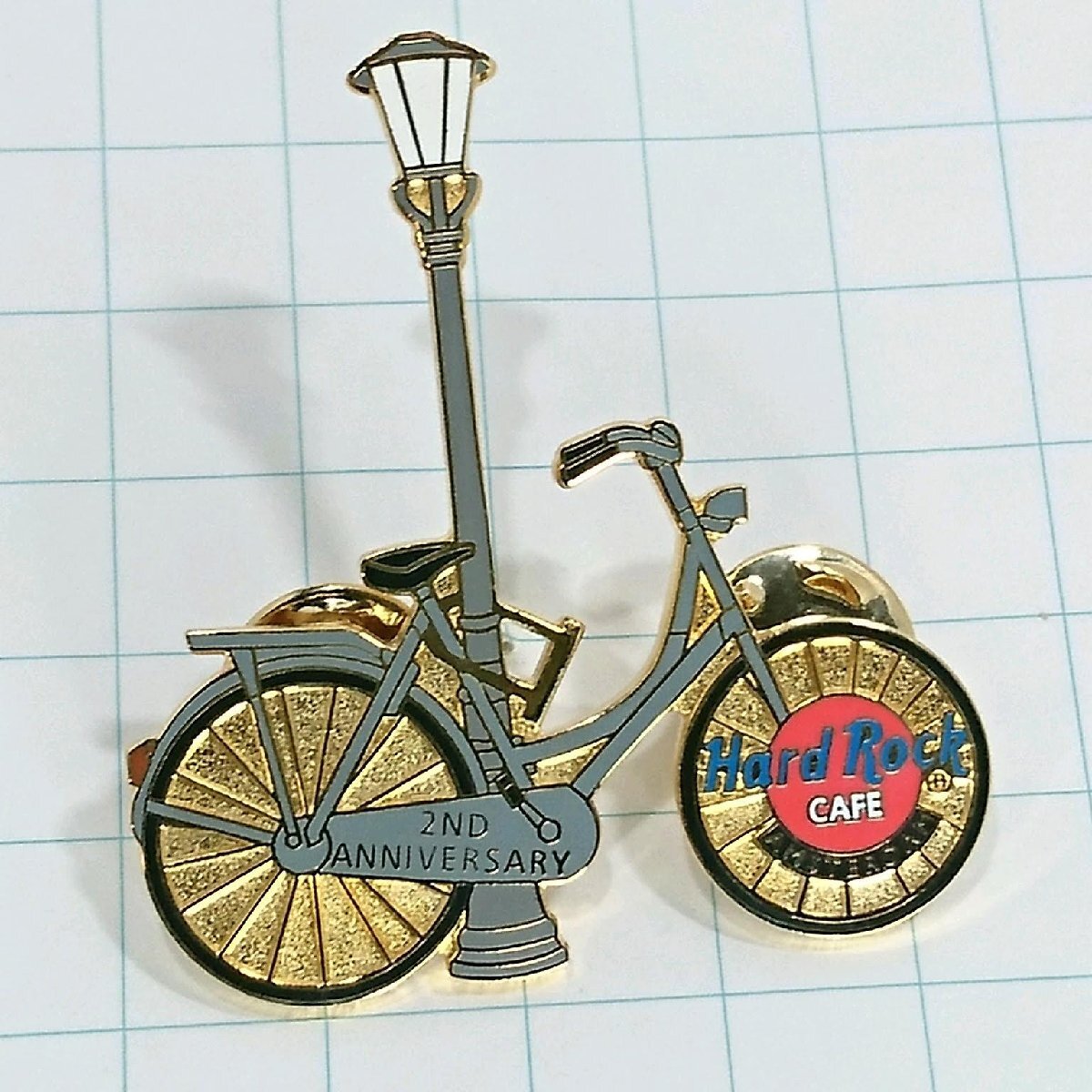 送料無料)Hard Rock Cafe 街灯と自転車 ハードロックカフェ ピンバッジ PINS ブローチ ピンズ A26358拍卖