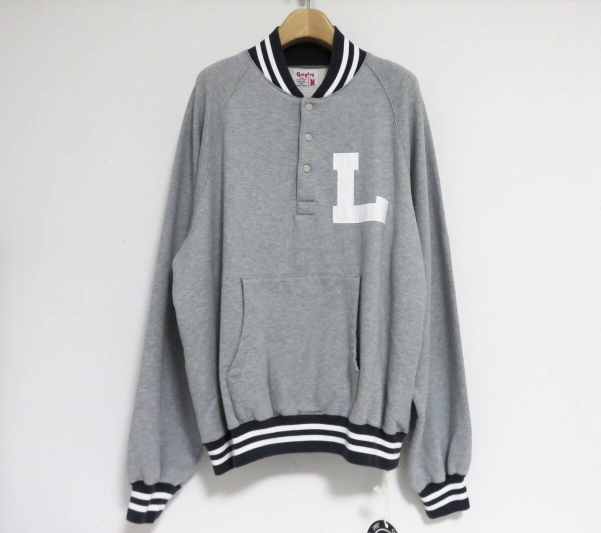 定価3万 新品 QUIGLEY HALF SNAP VARSITY SWEAT M グレー 日本製 キグリー ハーフスナップ バーシティ プルオーバー スウェット ジャケット拍卖