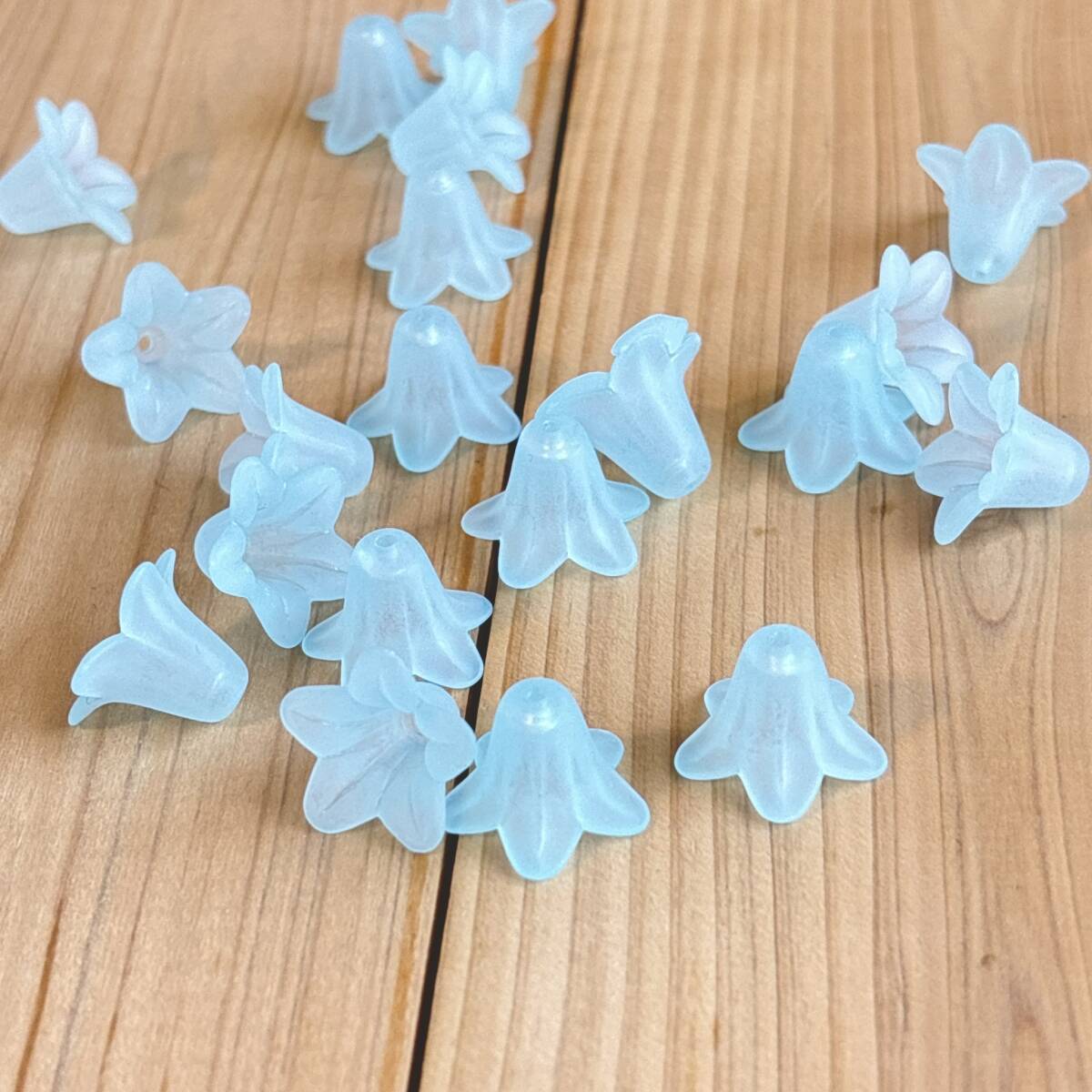 5枚の花弁 アクリルビーズ 20個 アクア拍卖