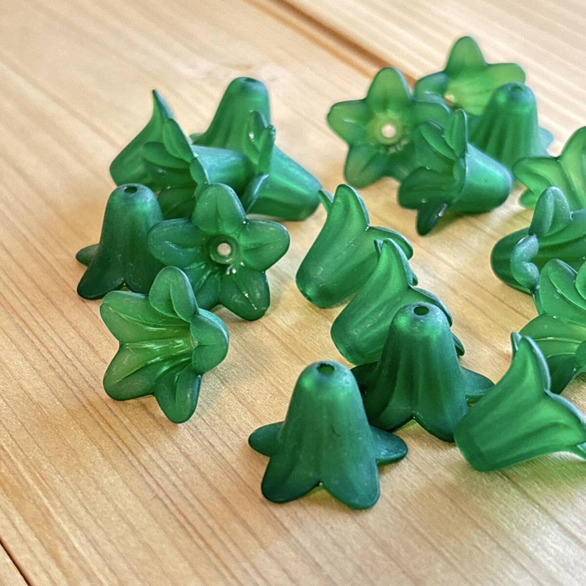 5枚の花弁 アクリルビーズ 20個 グリーン拍卖