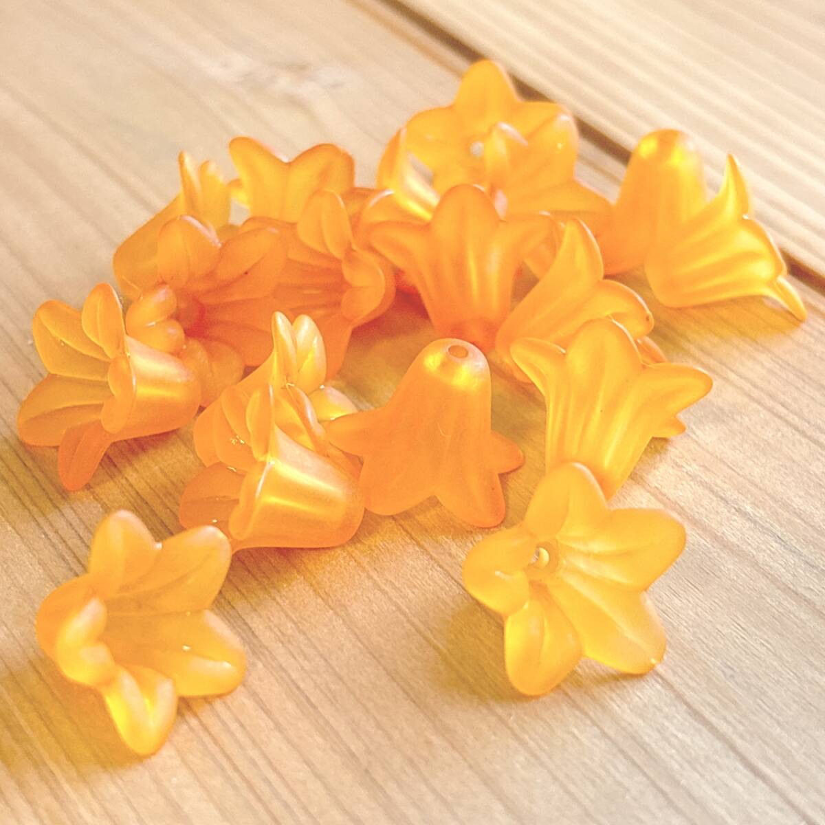 5枚の花弁 アクリルビーズ 20個 オレンジ拍卖