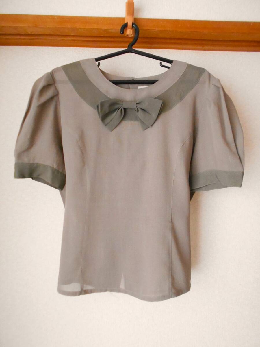 ★美品★リボンが付いたブラウス・シャツ 半袖 9号サイズ ☆背中ボタン拍卖