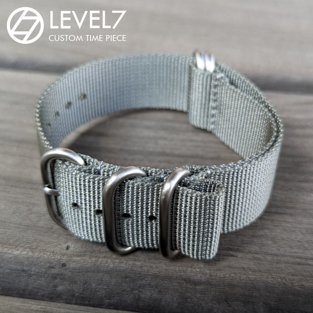 【ラグ幅:22mm】ZULU ナイロンベルト/ストラップ グレー プレミアムナイロン使用 全長約280mm ブラッシュ シルバーリング LEVEL7拍卖