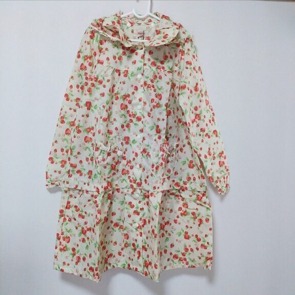 【新品】souris(スーリー)イチゴ さくらんぼ レインコート 140 カッパ 雨具拍卖