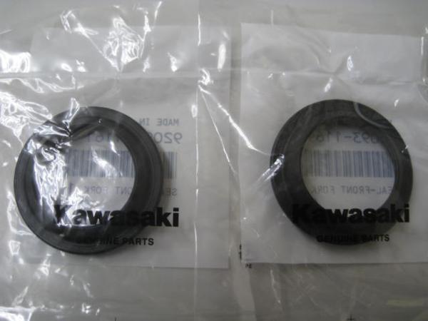 送料無料★新品★FX400R/GPZ400R★純正フロントフォークダストシール拍卖