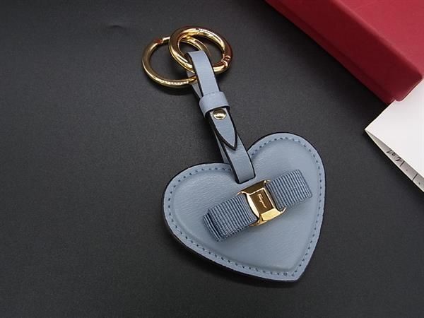 ■極美品■ Salvatore Ferragamo フェラガモ ヴァラリボン レザー ハート キーリング ストラップ レディース ライトブルー系 BF9151拍卖