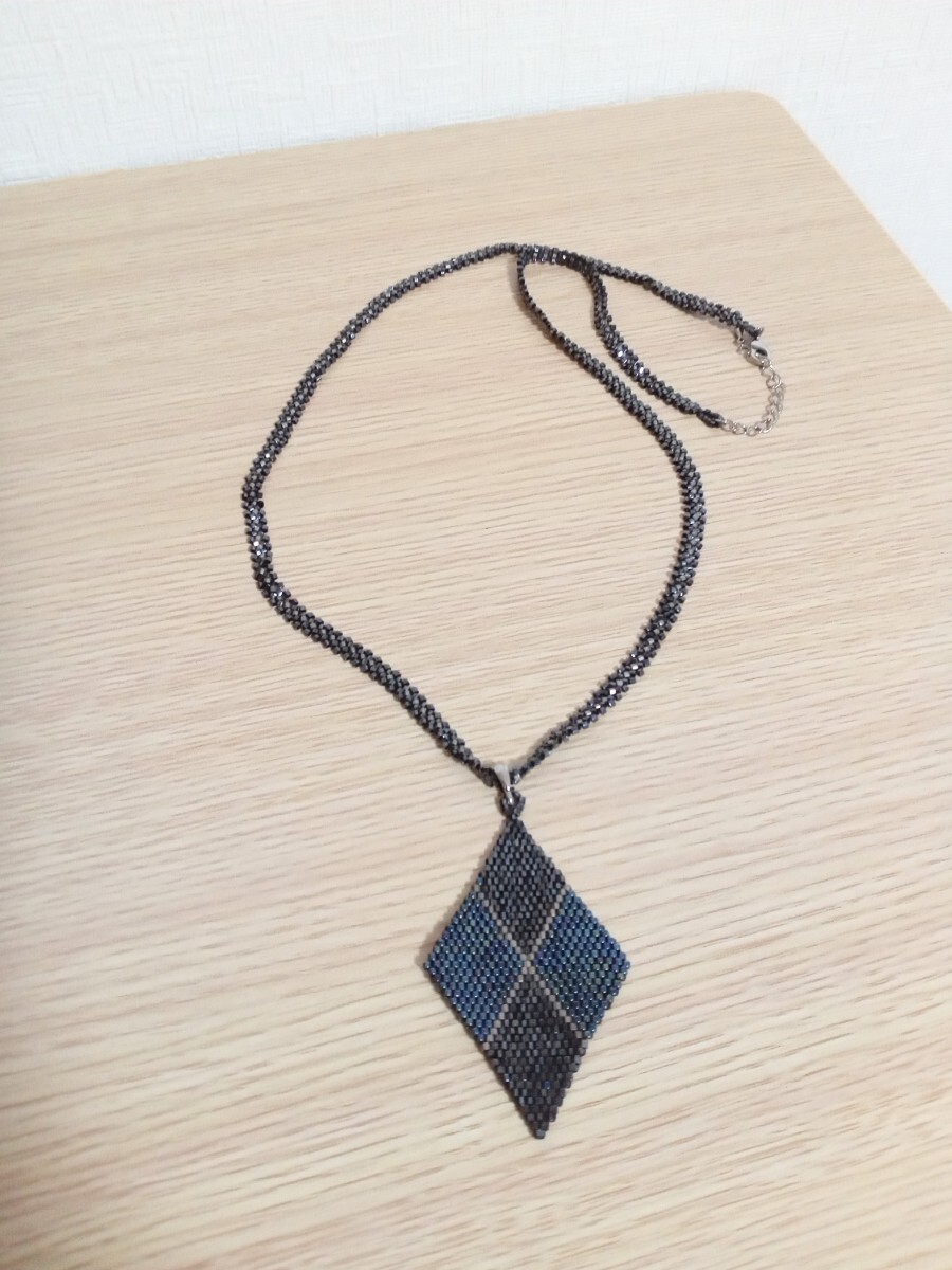 ネックレス ビーズ ブラック ブルー ロング ダイヤ形 ペンダント 黒 青 拍卖