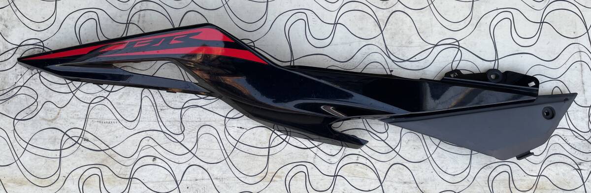 CBR125/150R・純正サイドシートカウルです!2016ー2020年モデル用インジェクション車・右側・黒赤拍卖