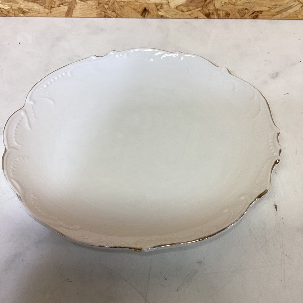 デザイン皿 洋皿 プレート皿皿 中皿 ホワイト 金縁 シンプル お洒落(B90)拍卖