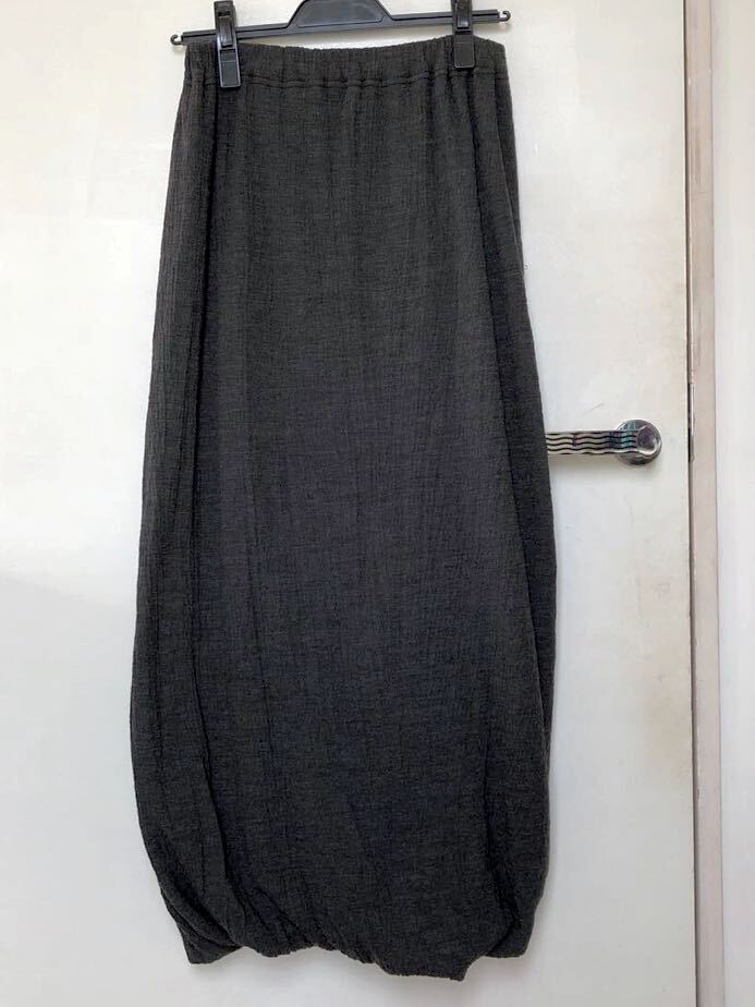 Afa ウールロングスカート ストレッチするI型 裾は折り返してダブル仕立て チャコールグレー拍卖