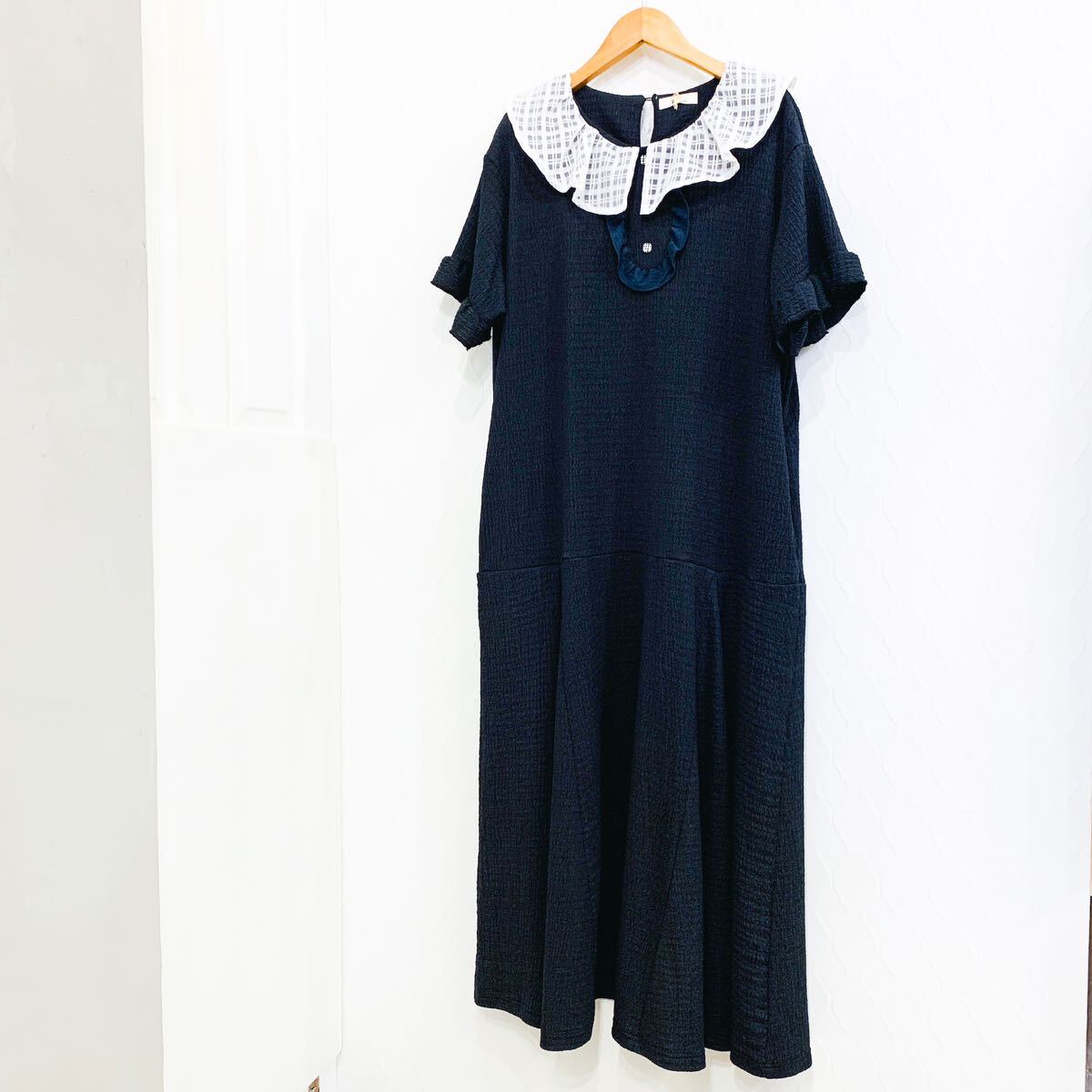 【新品未使用】unica ユニカ ラッフルカラープリーツワンピース ロングワンピース チャコール 半袖 フリル シアー襟 フリーサイズ拍卖