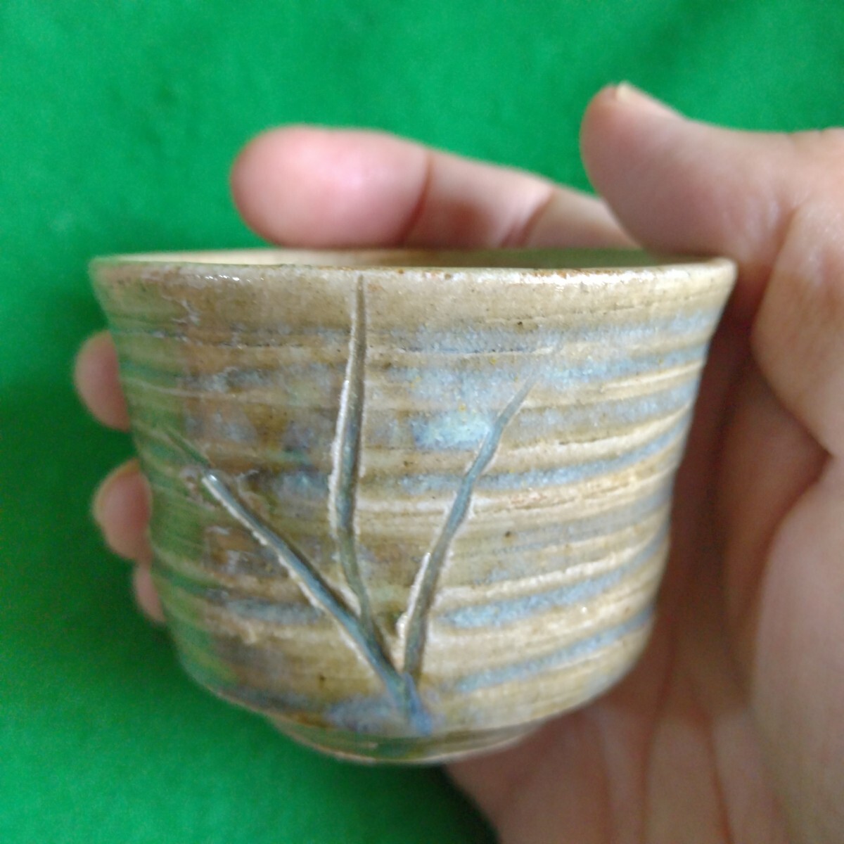 岡部嶺男?彫印 ぐい呑み★草図・黄瀬戸釉?★凹み状の窯傷★美濃焼/ぐいのみ/湯呑み/珍味入れ/酒器/茶器/食器拍卖