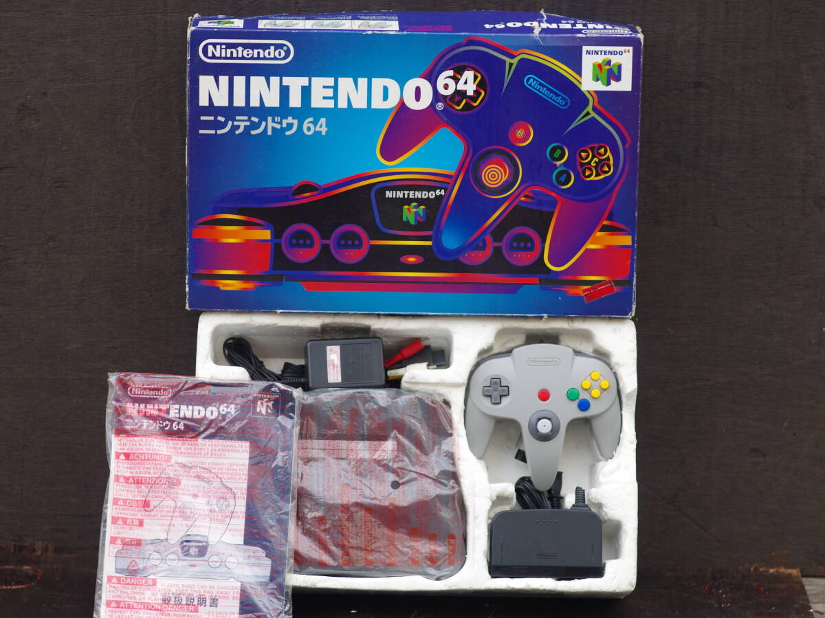 M11353 動作OK!! NINTENDO64 箱説明書 エアコンプレッサーで内部清掃済 専用アダプター コントローラー 映像ケーブル付き 100サイズ0609 拍卖