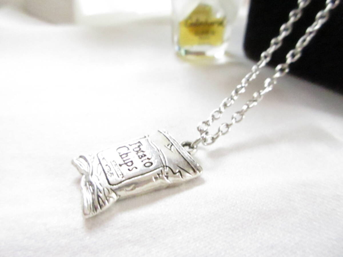 ビンテージ/ヴィンテージ 銀色 シルバートーン PotatoChips ポテトチップスの袋モチーフが個性的なデザイン レトロのネックレス△△拍卖