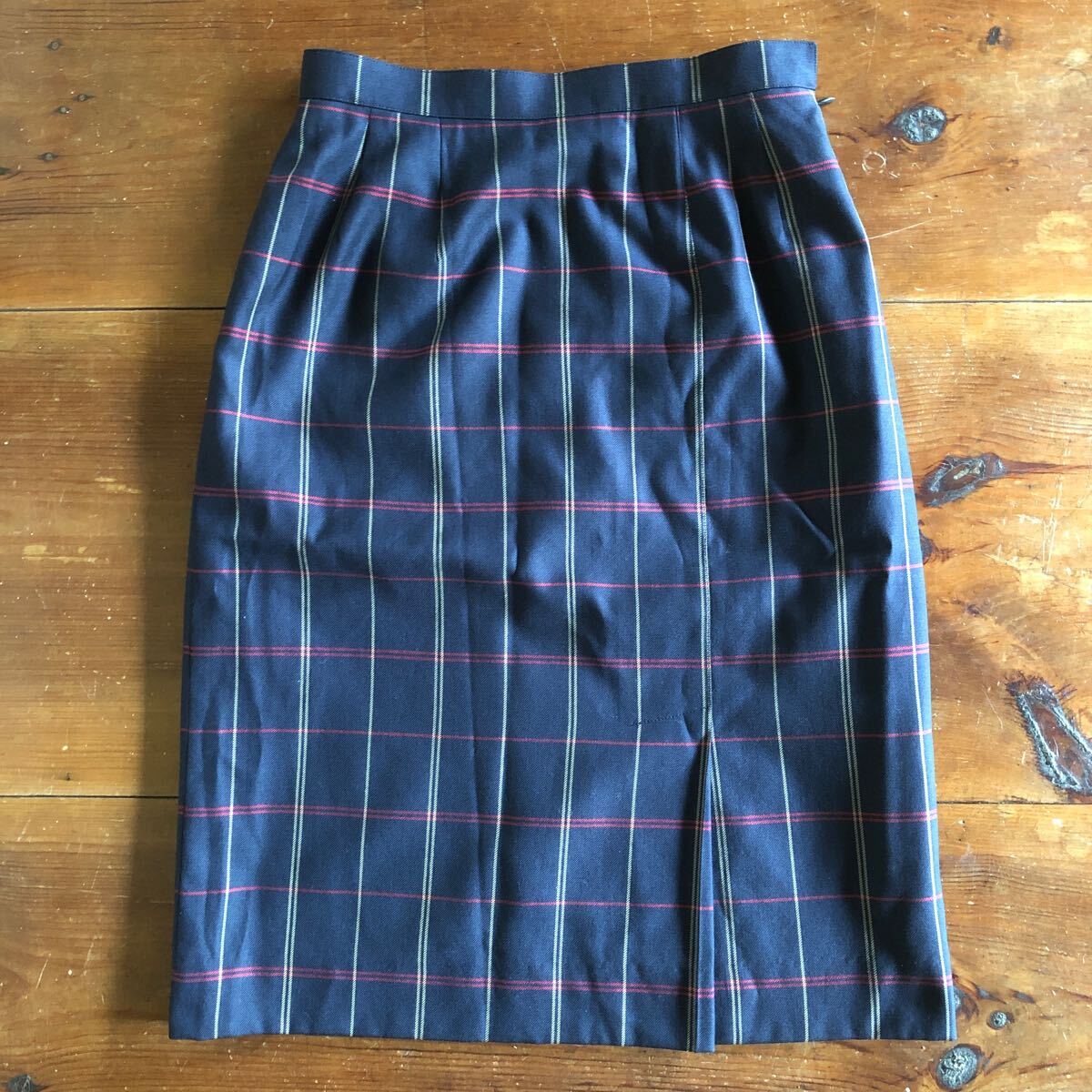 〈送料無料〉スカート バーバリー ネイビー 9号 M 毛 絹 シルク 紺色 紺 チェック トラッド タイト ベーシック シンプル Burberry拍卖
