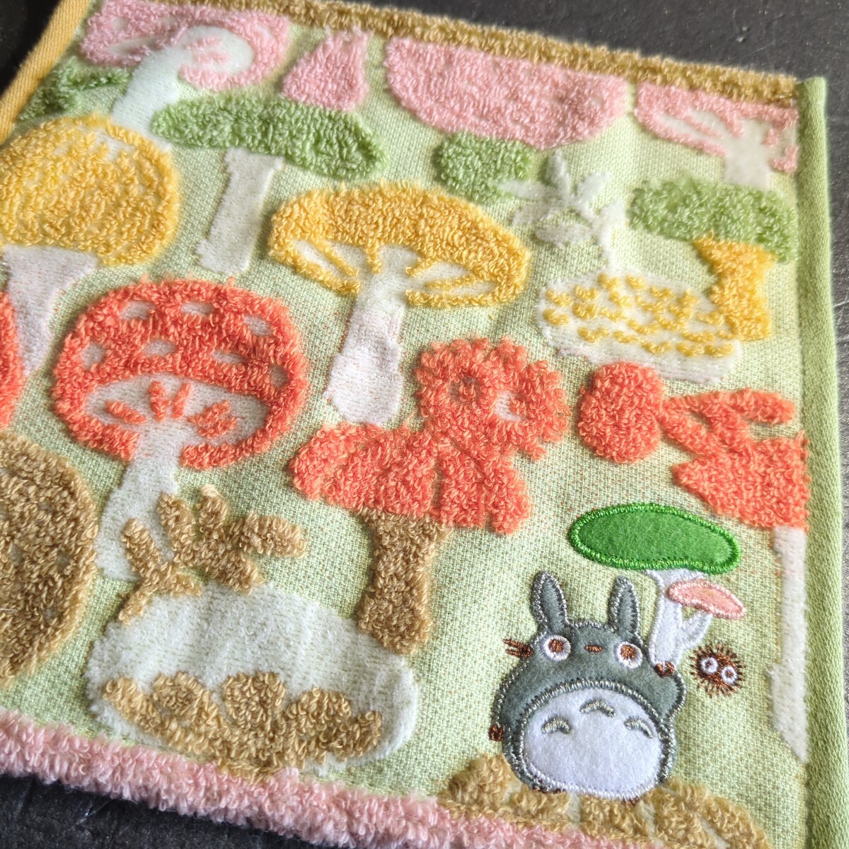 丸眞 トトロ タオルハンカチ22.5 × 22cmw アップリケ×刺繍 トトロ まっくろクロスケ きのこ ハンドタオル オレンジ系 スタジオジブリ拍卖