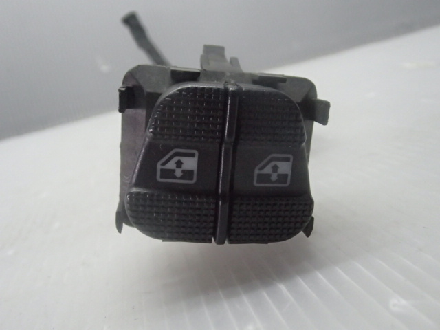 【2630】平成8年式 フォルクルワーゲンヴェント E-1HADY パワーウインドスイッチ PWスイッチ パワーウインドウスイッチ 棚A2-56拍卖