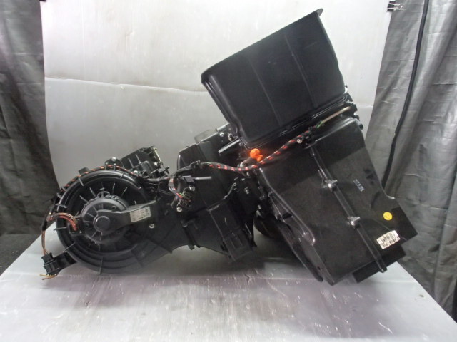 【2633】平成24年式 DBA-AACHY フォルクスワーゲンアップ ヒーターコア ヒーターモーター エバポレーター ケース 棚G2拍卖