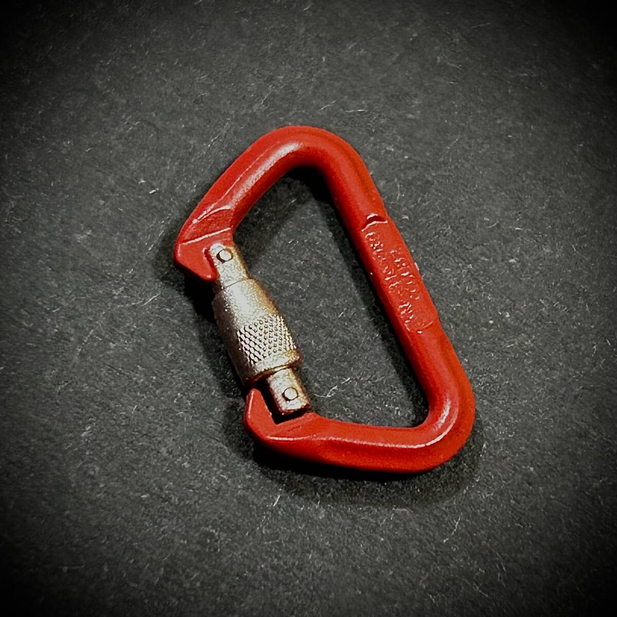 【値上げ予定】DAMTOYS製 模型 1/6 スケール 男性 女性 フィギュア用 装備 部品 カラビナ レッド 赤 (未使用拍卖