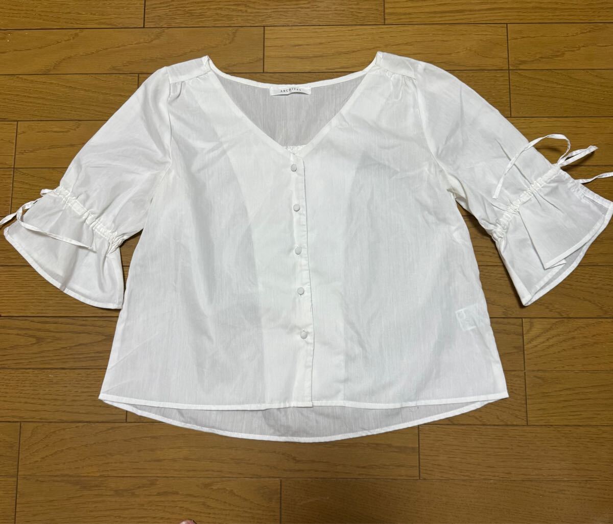 送料無料■ARCHIVES アルシーヴ ホワイト 五分袖 Vネック ブラウス シャツ サイズM拍卖