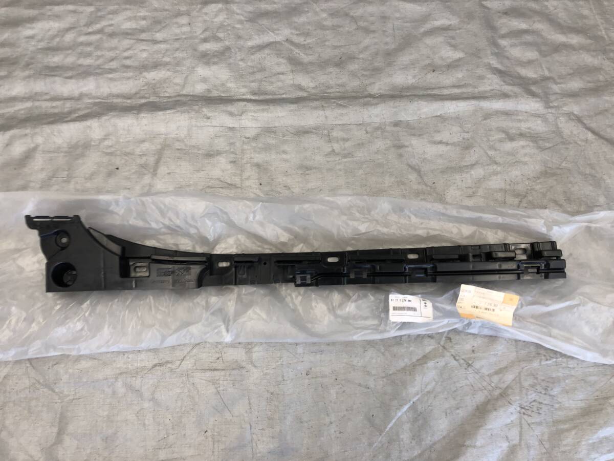 □□2409-Z74 新品未使用品!BMW 6シリーズ F06 右 リアドアシルホルダープレート HR 品番51777276350 拍卖