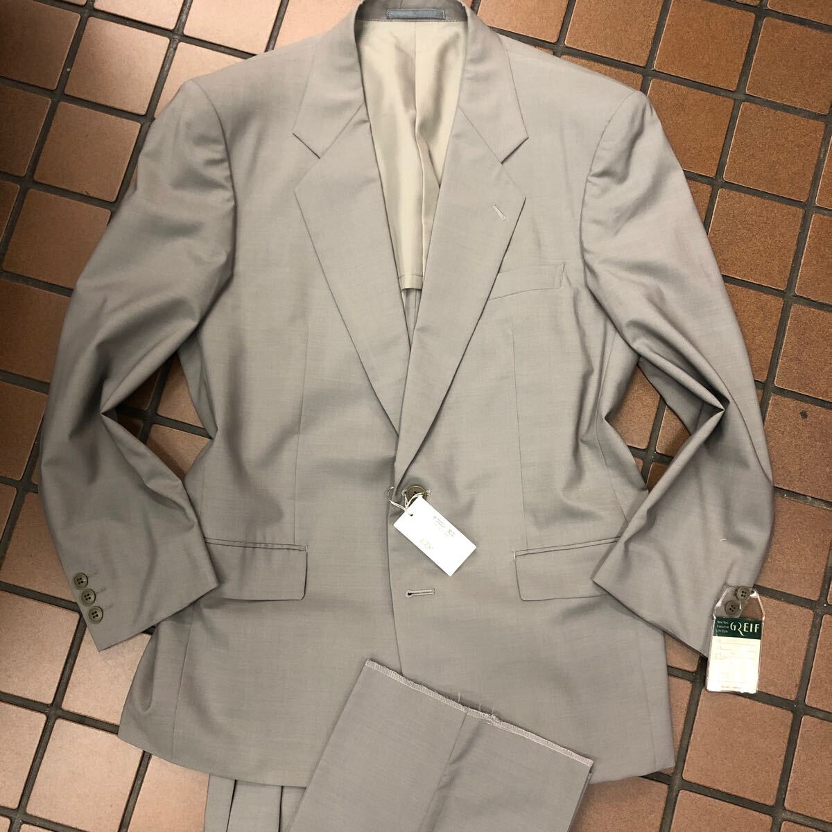 新品☆未使用【サイズAB5 M☆モヘア混毛】2Bシングルスーツ メンズスーツ グレー系 背抜き ノーベンツ 2タック セットアップ ふわさら生地拍卖