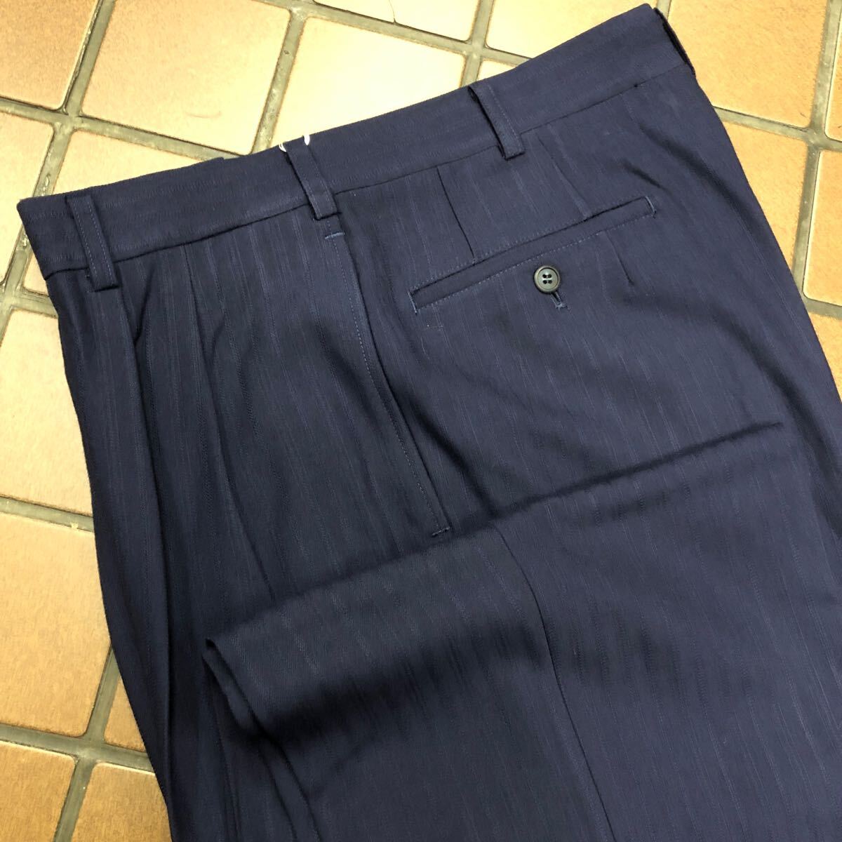 新品☆未使用 日本製 ストライプ W85cm ネイビー ゆったり系 スラックス カジュアル ゴルフウェア GOLFパンツ 2タック ふわふわ生地 高級拍卖