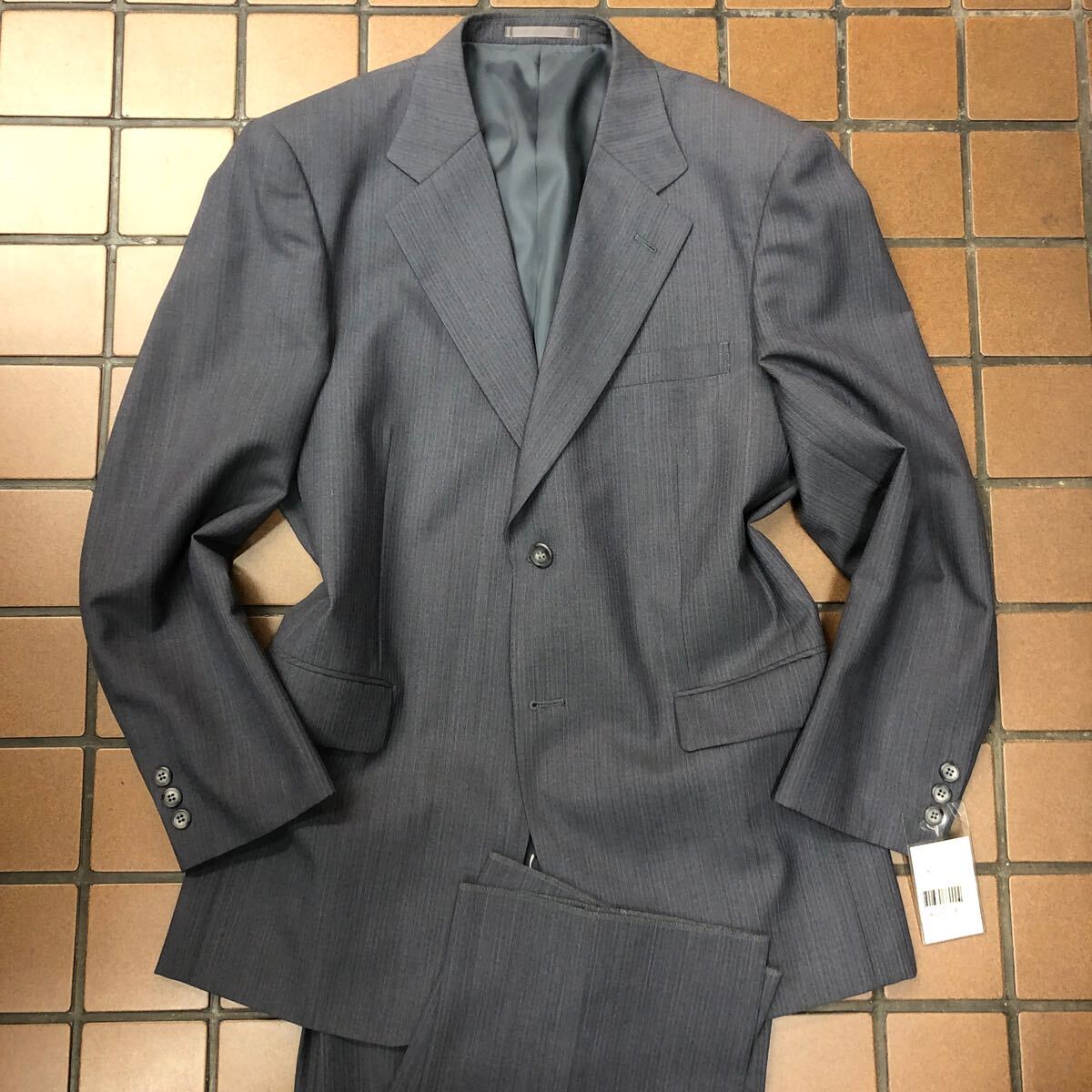 新品☆未使用【サイズA6 L☆艶感】2Bシングルスーツ メンズスーツ グレー系 背抜き センターベンツ 2タック セットアップ ストライプ拍卖