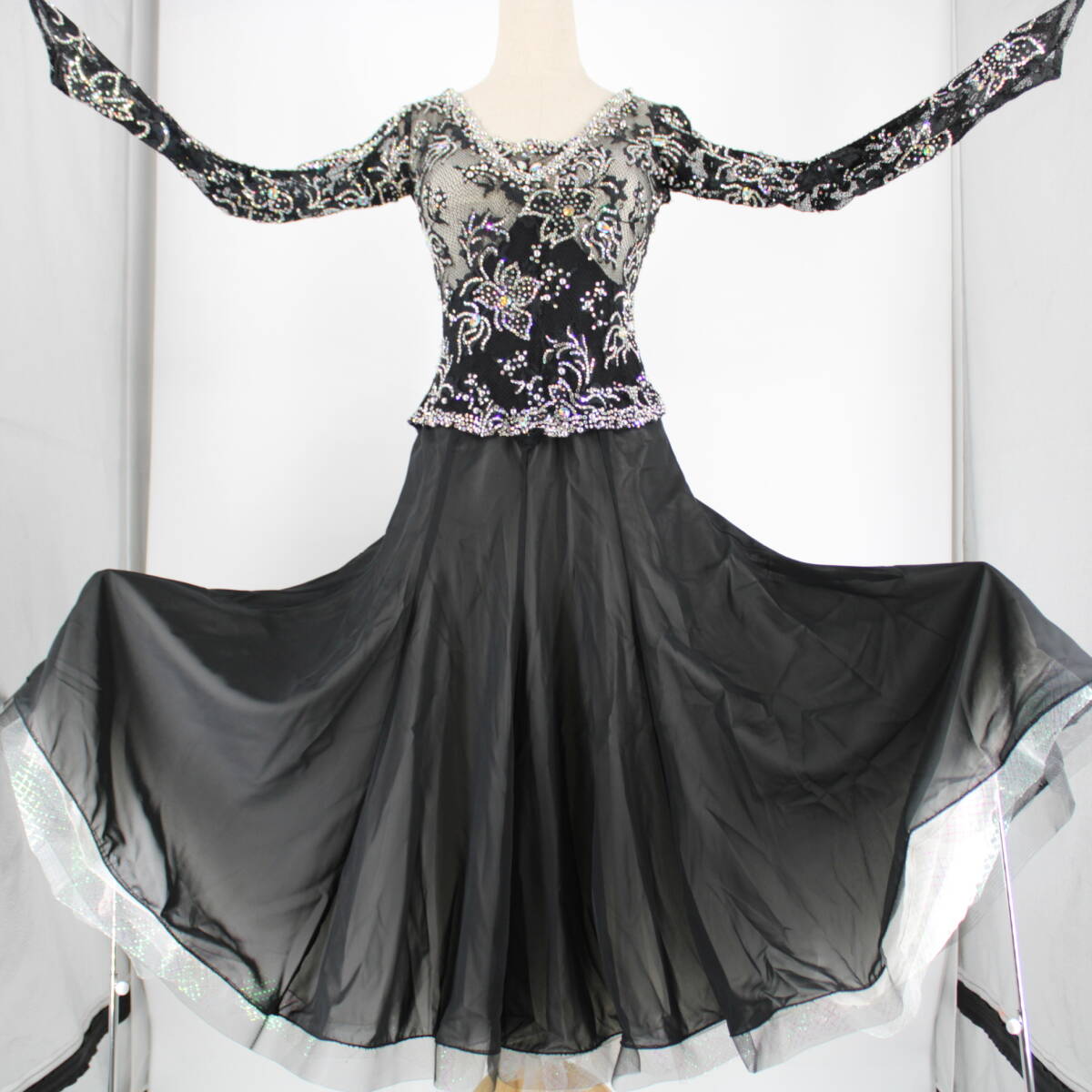 『送料無料』【イギリス製社交ダンス衣装】ブラック×豪華ラインストーン ワンピース ドレス ホワイト 白黒 レース 華やか 花柄 フリル拍卖